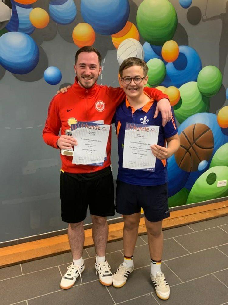 Ben Bockmann erreichte mit seinem Doppelpartner Linus Mörschel aus Darmstadt bei den Bezirkseinzelmeisterschaften Herren E den 1. Platz, ebenso erreichte Ben den 1. Platz im Einzel Herren E