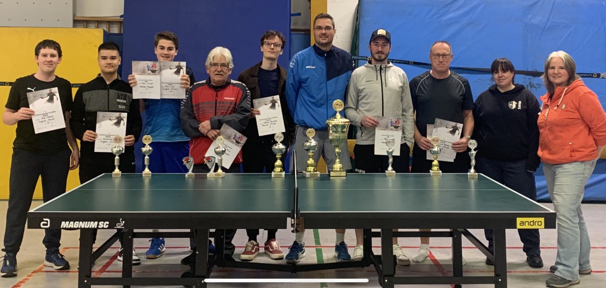 TT Vereinsmeisterschaften 2023 Bild von links: Nils Storck (Jugend 3. Platz); Jonathan Leiss (Jugend 1. Platz), Finn Lutz (Jugend 2. Platz/1. Platz Herren Doppel), Uwe Pfalzgraf (1. Platz Herren-Doppel), Patrick Arncken (Herren 2. Platz Einzeln), Sven Quaiser (Herren 1. Platz Einzeln), Ben Bockman (Herren Doppel 2. Platz), Andreas Altmann (Herren 3. Platz Einzel / Herren 2. Platz Doppel), Sabrina Bischoff (2. Platz Damen Einzel) und Christel Wetzstein (1. Platz Damen Einzel / Sportvorstand)